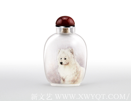 万欢内画鼻烟壶作品《爱犬》规格：10cmx7cmx2cm 创作年代：2016年